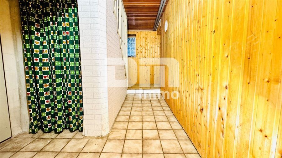 Schöne Doppelhaushälfte mit Nebengebäude, Garage und angelegtem Gartenbereich - Souterrain Flur / Diele